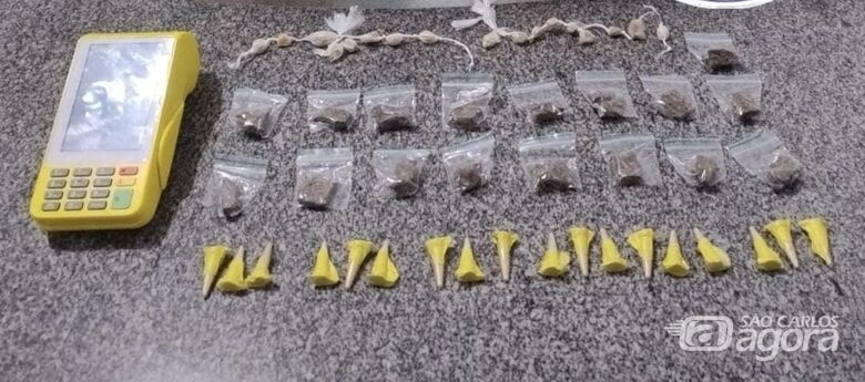 Homem foge, abandona sacola e GCM apreende drogas em praça de Ibaté  - Crédito: Foto: Divulgação/GCM