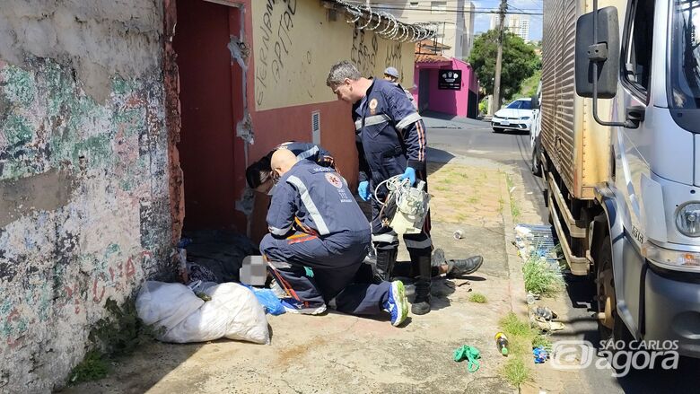 Morador em situação de rua é encontrado morto em calçada no Vila Costa do Sol - Crédito: SCA