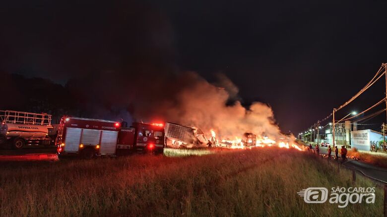 Grave acidente envolvendo carretas é registrado na Washington Luís - Crédito: SCA