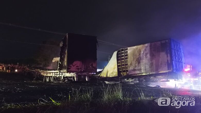 Caminhões após a colisão - Crédito: SCA