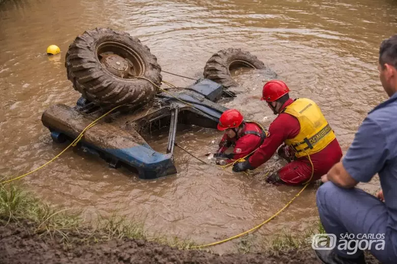 Trabalhador morre após trator tombar e afundar em tanque de lama - Crédito: Grupo Rio Claro