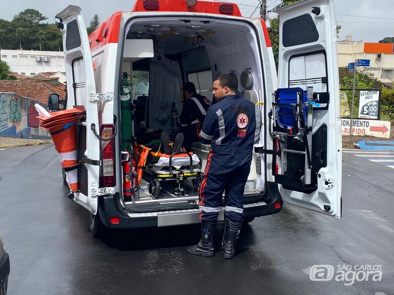 Motociclista sofre queda na Rua Santa Cruz com a Avenida 9 de Julho em São Carlos - Crédito: SCA