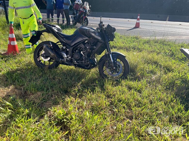 Motociclista sofre queda após passar por pedriscos na SP-318  - Crédito: SCA