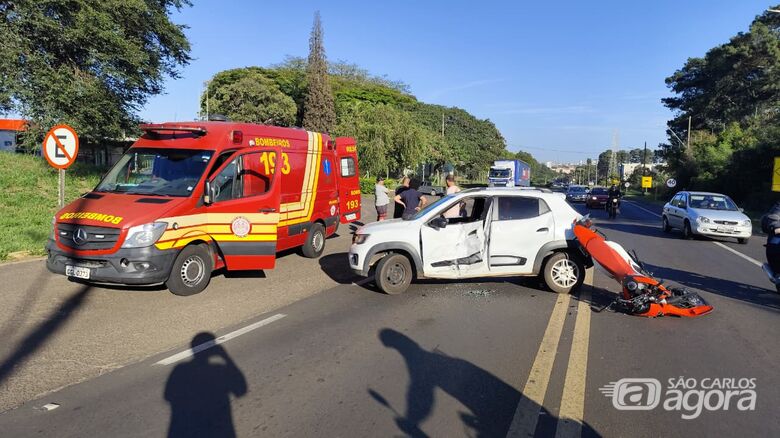 Conversão proibida provoca acidente entre carro e motocicleta em São Carlos - Crédito: SCA