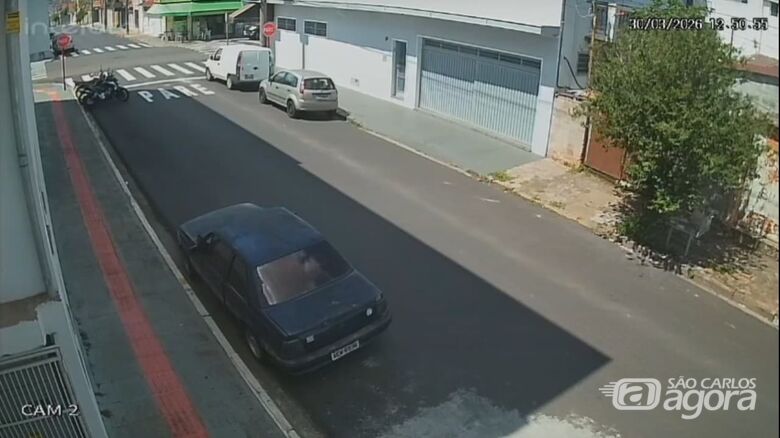 Câmera flagra dupla furtando Monza na Vila Prado -