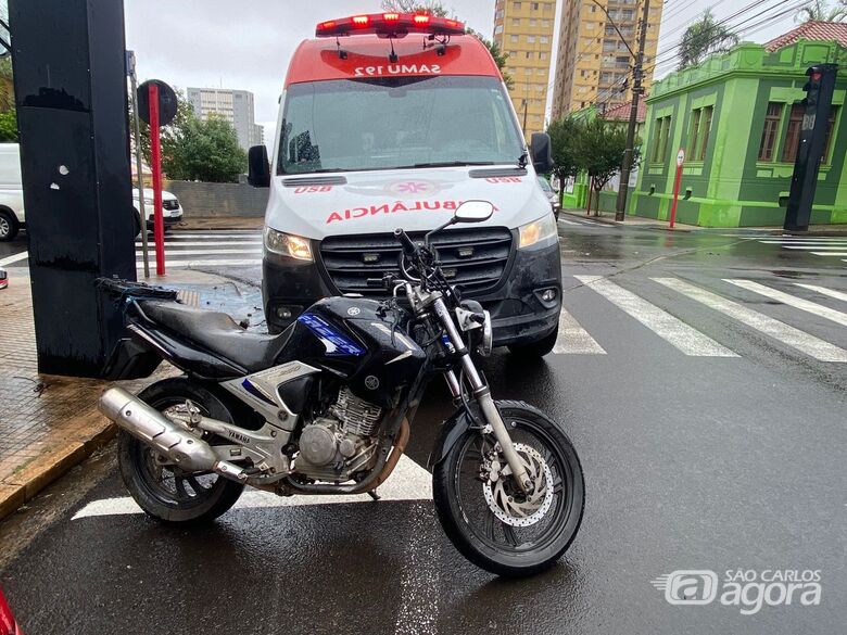 Motociclista fratura o braço após queda e atropelamento na região central - Crédito: SCA