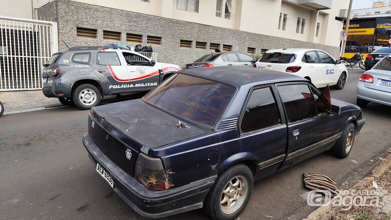 Dupla furta carro e, minutos depois, leva motocicleta no Centro de São Carlos - Crédito: SCA