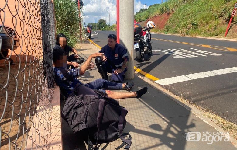 Motoboy fica levemente ferido após colisão lateral com carro na Avenida Tancredo de Almeida Neves - Crédito: SCA