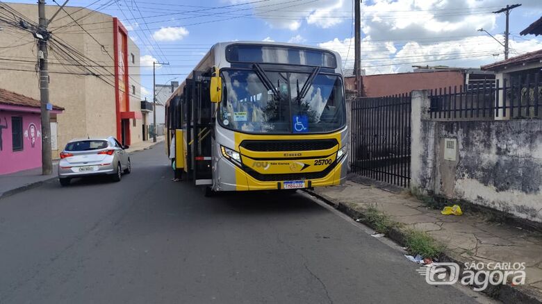Colisão entre ônibus e carro é registrada na Vila Costa do Sol - Crédito: SCA