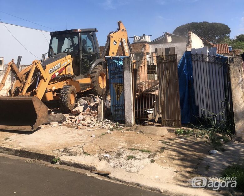Prefeitura demole imóvel abandonado na Vila Prado após denúncias de moradores - 