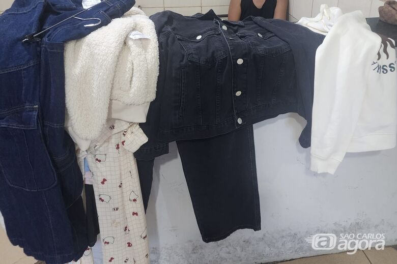 Homem é preso após furtar quase R$ 5 mil em roupas em shopping  - Crédito: SCA