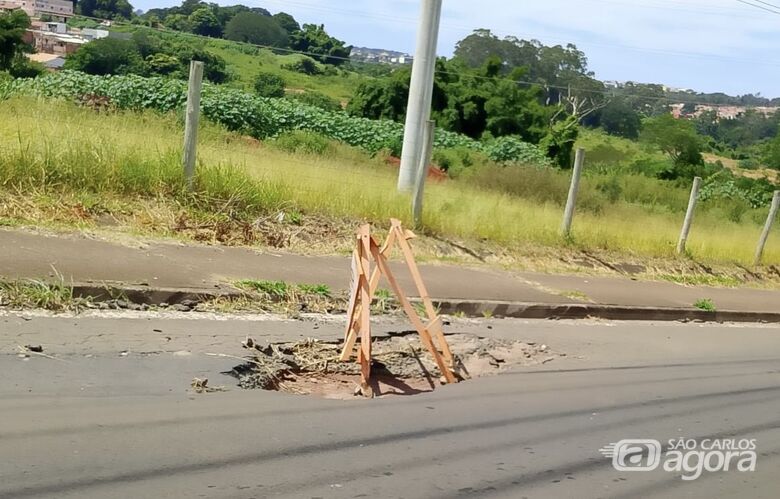 Motoristas denunciam buraco perigoso na Estrada Manoel Nunes - 