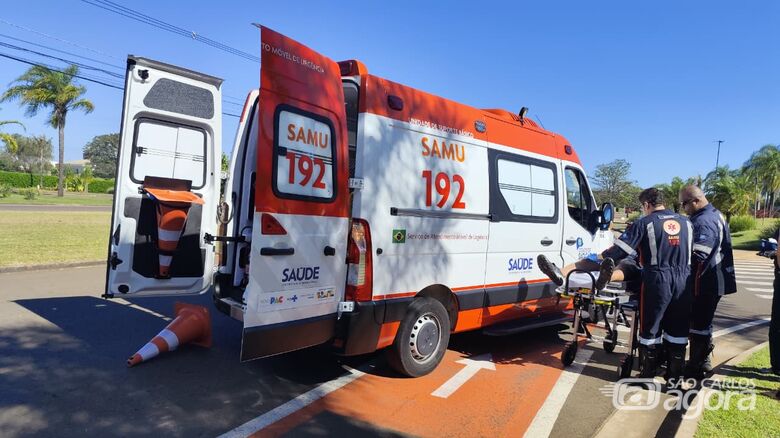 Ciclista de 80 anos fica ferido após colisão defronte ao Village Damha - Crédito: SCA