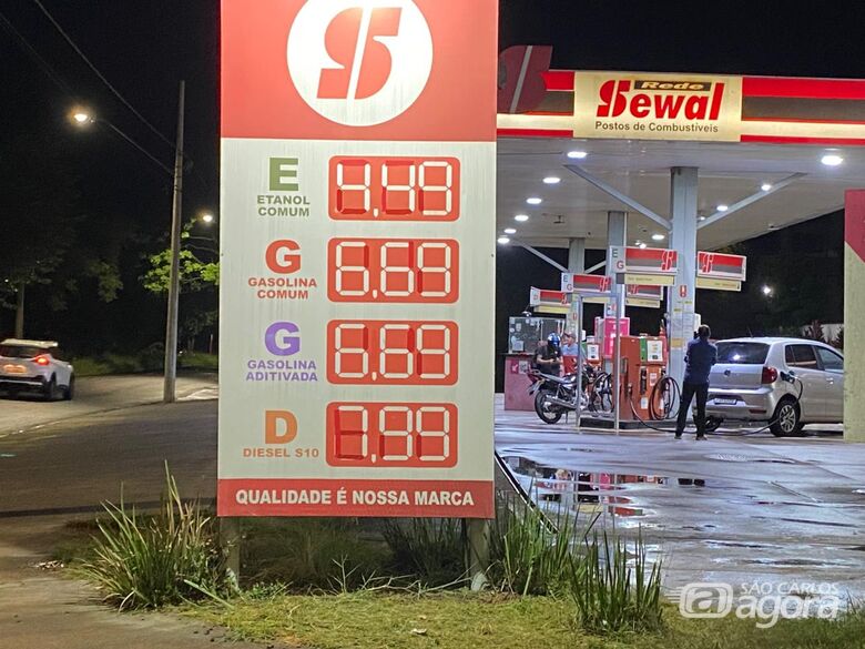Posto de combustíveis na avenida Francisco Pereira Lopes anuncia o Diesel S10 por R$ 7,99 - Crédito: SCA