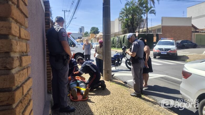 Motociclista de aplicativo fica ferido após avançar "pare" no Jardim Paraíso - Crédito: SCA