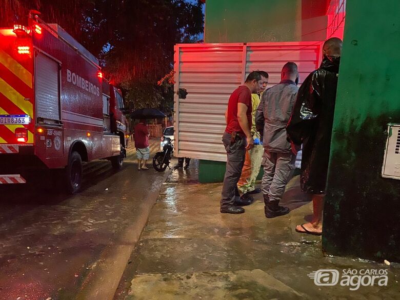 Homem fica ferido após cair em tubulação durante chuva forte no Monte Carlo - Crédito: SCA