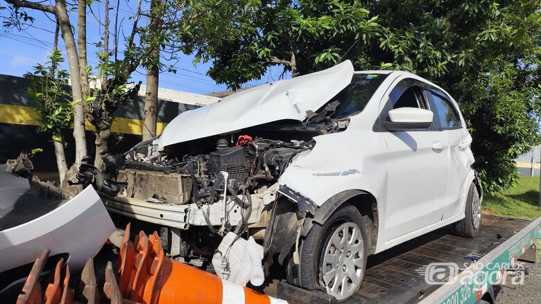 Motorista perde o controle e colide contra guard rail na Washington Luís  - Crédito: SCA