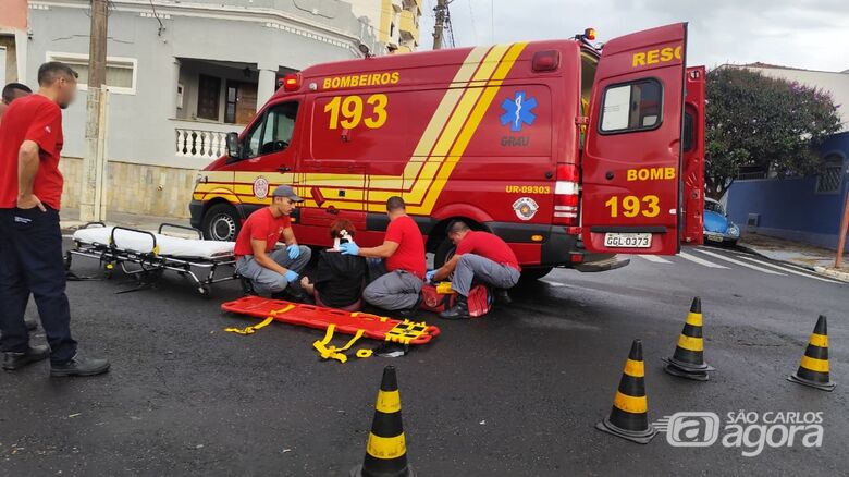 Queda de motociclista deixa mulher ferida na Rua Larga - Crédito: SCA