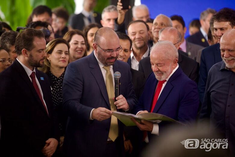 Prefeito Netto apresenta demandas estratégicas durante visita presidencial a São Carlos - Crédito: Divulgação 