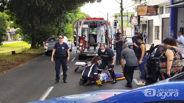 Motociclista fica ferido após atingir porta de carro - Crédito: SCA
