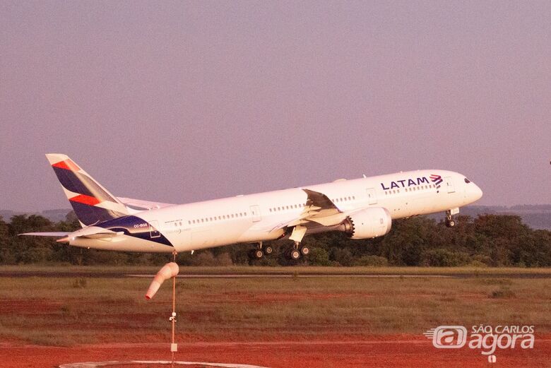 787 decolando do aeroporto de São Carlos - Crédito: Lourival Izaque