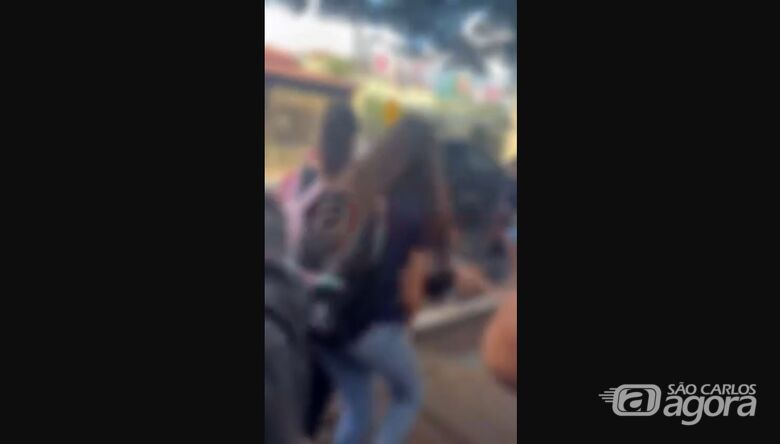 Briga entre estudantes é registrada em frente a escola Arlindo Bittencourt; veja vídeo  - 