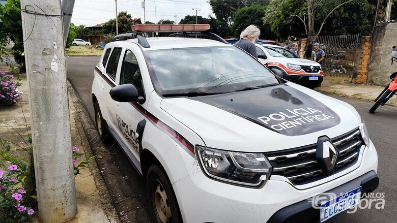 Equipe da perícia e PM no local  - Crédito: SCA