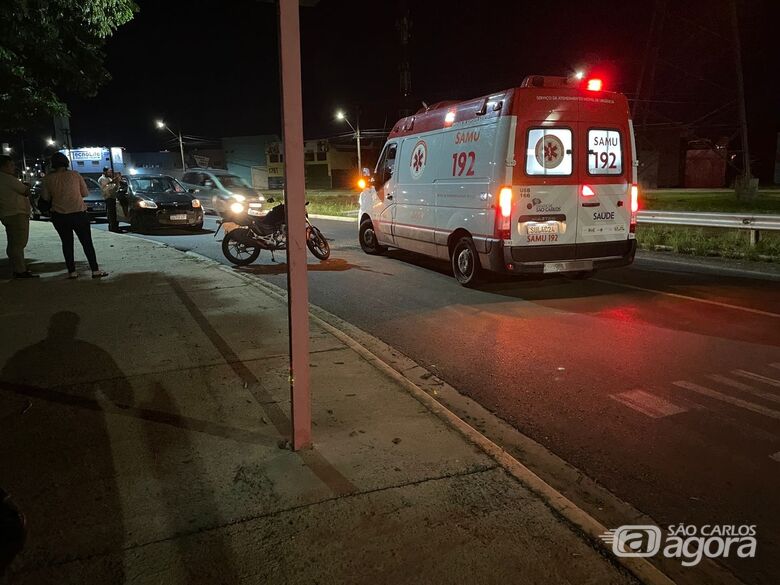 Mãe e filha ficam feridas após queda de moto causada por buraco na via - Crédito: SCA