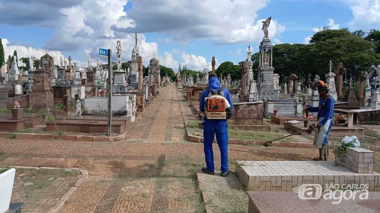 Equipes trabalham no cemitério Nossa Senhora do Carmo - 