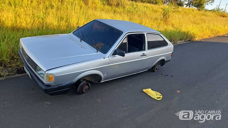 Carro é encontrado sem rodas na região do Ipê Mirim - Crédito: SCA