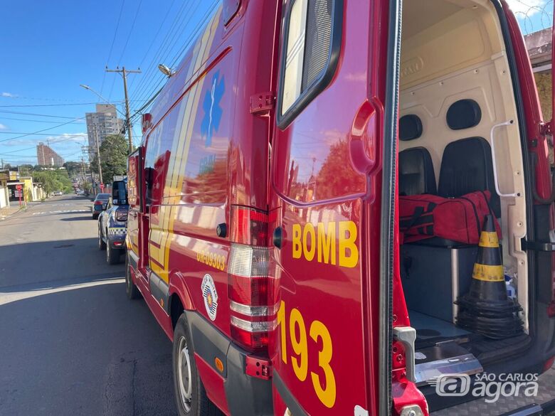 Idosa é socorrida pelos bombeiros após sofrer queda dentro de casa  - Crédito: SCA