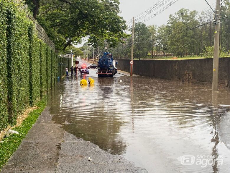 Alagamento causa transtornos no trânsito na Vila Nery na manhã desta segunda-feira - Crédito: SCA