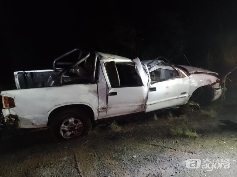 Motorista morre após utilitário bater em defensa e capotar na SP-197  - Crédito: ARTESP