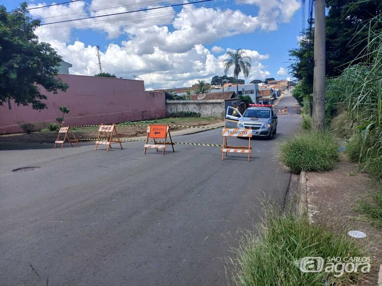 Risco de erosão leva SAAE a interditar trecho no cruzamento no Santa Felícia - Crédito: SCA