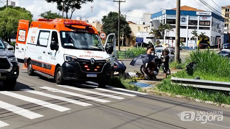 Motociclista fica ferida após colisão na rotatória do Kartódromo - Crédito: SCA