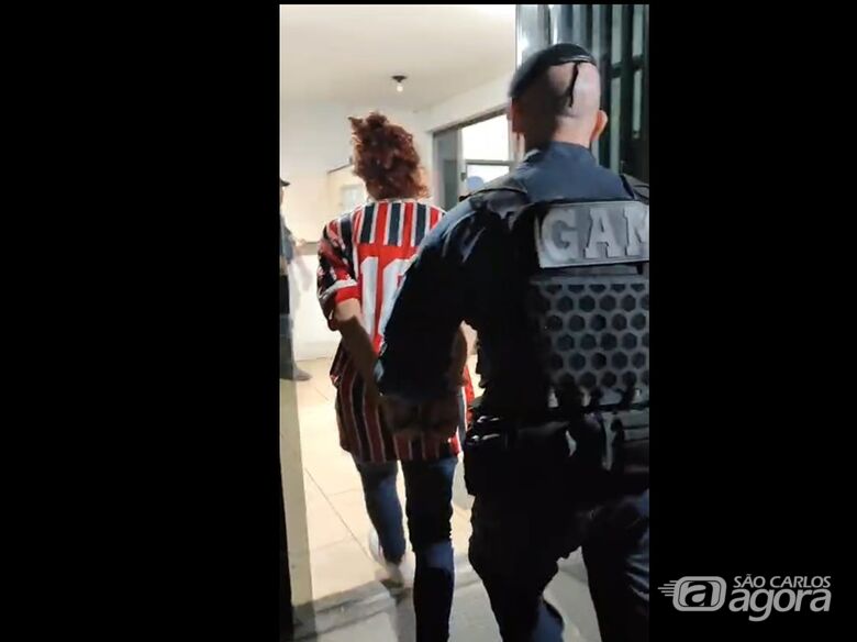 Mulher foragida por roubo é capturada pela Guarda Municipal  - 