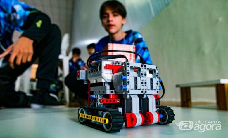 Oferecido presencialmente no ICMC, os cursos são destinados exclusivamente a estudantes que pretendem se inscrever na modalidade prática da OBR deste ano e busca fortalecer a preparação das equipes (Crédito da imagem: OBR) - 