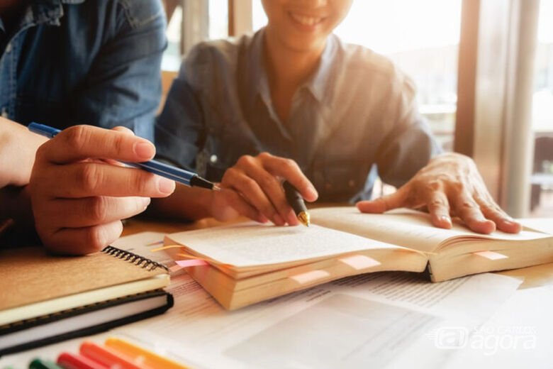 A cada ano, o dia internacional da matemática é comemorado em 14 de março, data também chamada por dia do Pi (π), correspondendo aos três primeiros dígitos da constante matemática π≈3,14 - Crédito: freepik