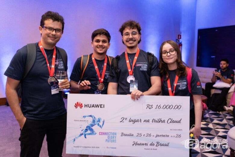 Da esquerda para a direita: professor Matheus com os alunos Ayrton, João Pedro e Letícia (Crédito da imagem: Huawei - 