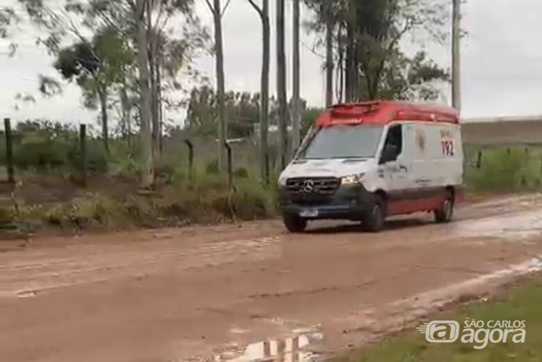 Trabalhador sofre queda de escada e é socorrido em estado grave na região do CDHU - 
