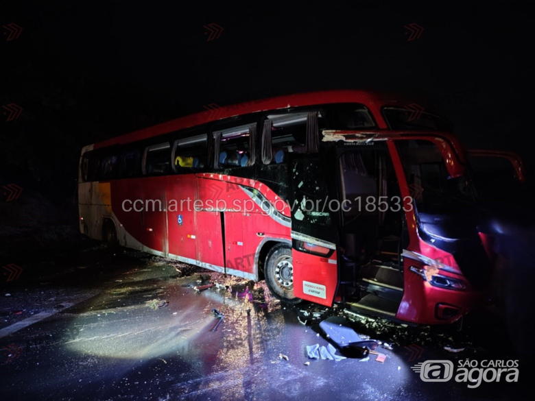 Tombamento de ônibus seguido de colisão  deixa um morto e vários feridos na Washington Luís  - 