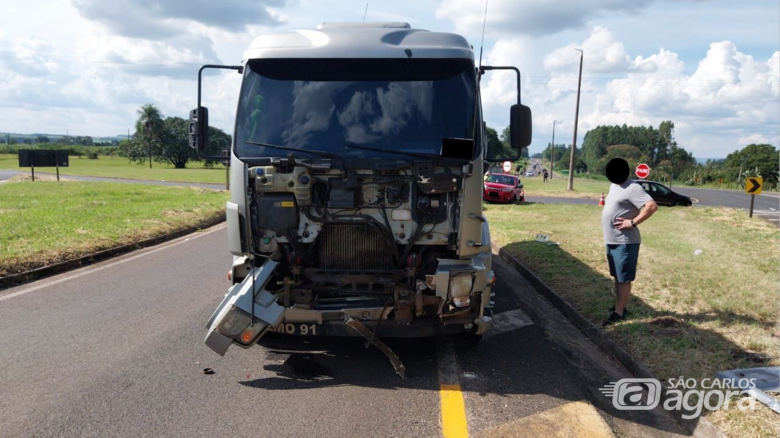 Colisão entre carreta e carro deixa uma vítima fatal na SP-215 - Crédito: Artesp