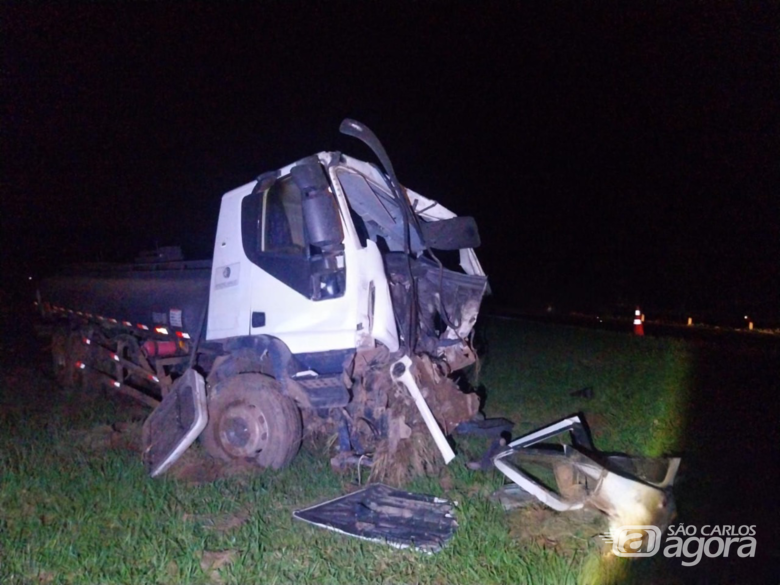 Motorista morre após colisão entre caminhões na SP-330 - Crédito: ARTESP