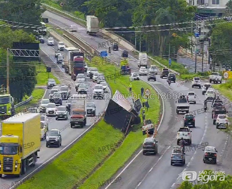 Carreta tomba na Washington Luís - 