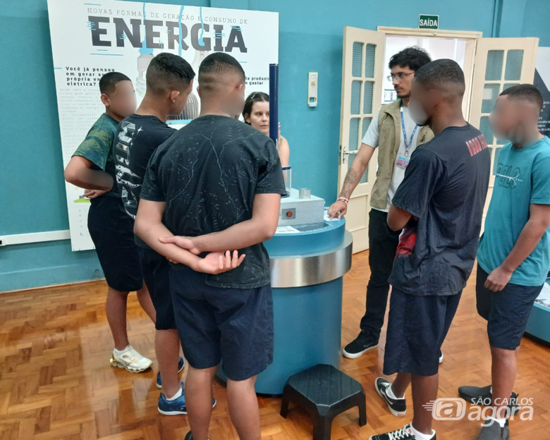 Jovens da Fundação CASA têm dia de aprendizado no centro científico da USP em São Carlos - 