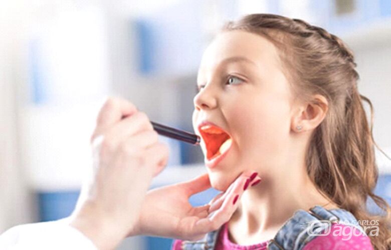 Médico analisa garganta de menina - Crédito: (Créditos  "Centa Medical Group")  Portal USP São Carlos