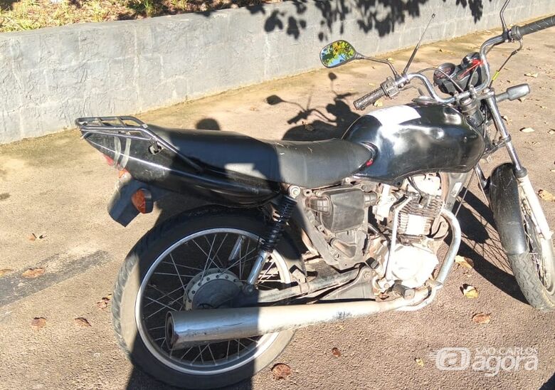 Jovem é preso por receptação e adulteração de veículo em estacionamento de supermercado - Crédito: SCA