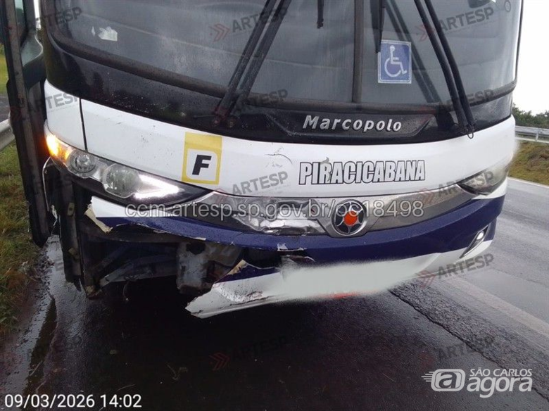 Carro perde controle após derramamento de carga e é atingido por ônibus na Washington Luís - 