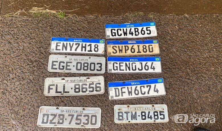 Após alagamento, diversas placas de veículos são encontradas na Vila Nery - Crédito: SCA
