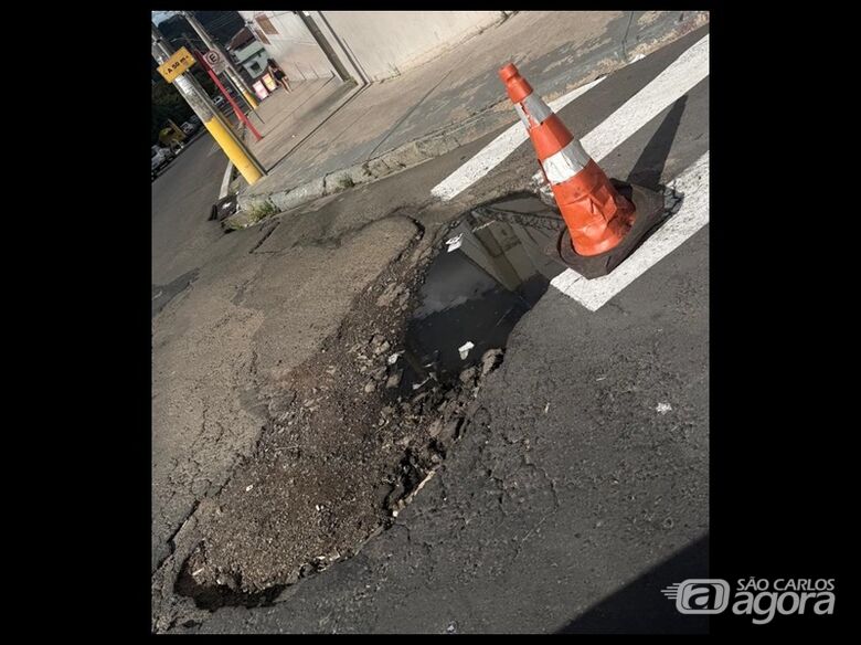 Moradores reclamam de buraco em cruzamento no Cidade Aracy - 